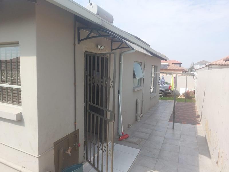2 Bedroom Property for Sale in Blue Hills Gauteng