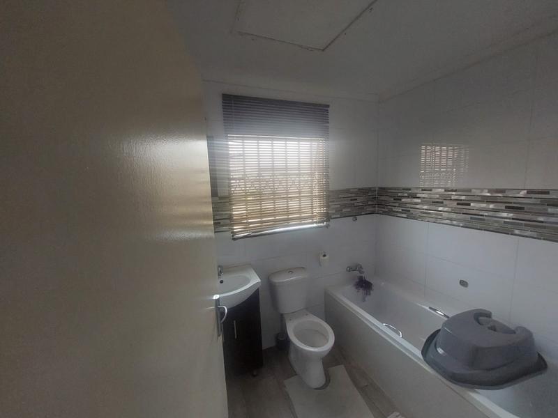 2 Bedroom Property for Sale in Blue Hills Gauteng