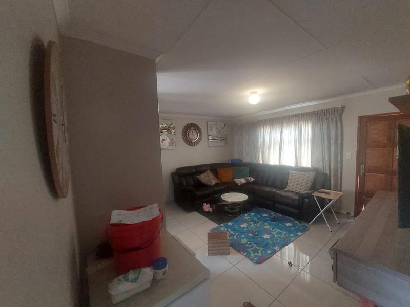 2 Bedroom Property for Sale in Blue Hills Gauteng
