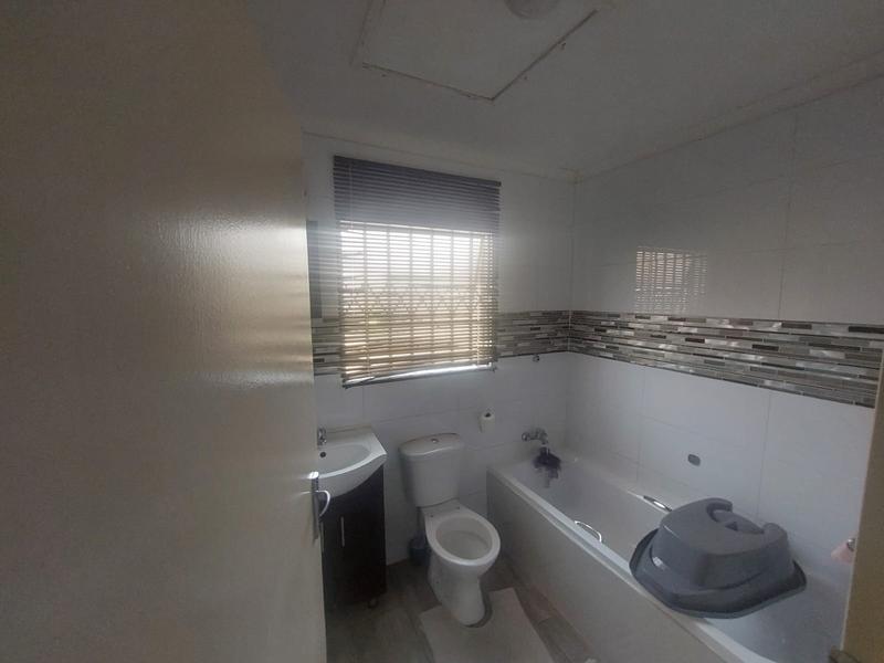 2 Bedroom Property for Sale in Blue Hills Gauteng