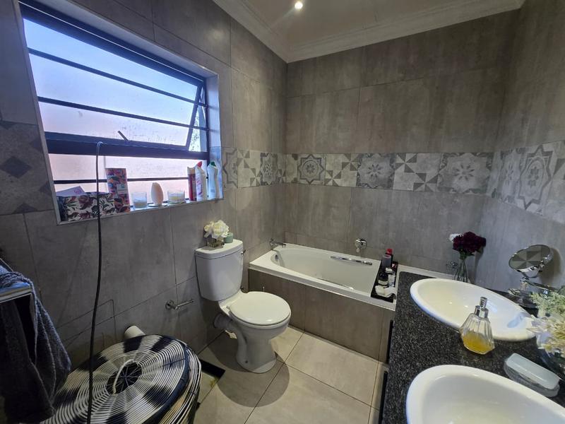 To Let 5 Bedroom Property for Rent in Weltevreden Park Gauteng
