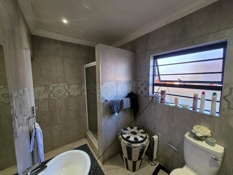 To Let 5 Bedroom Property for Rent in Weltevreden Park Gauteng
