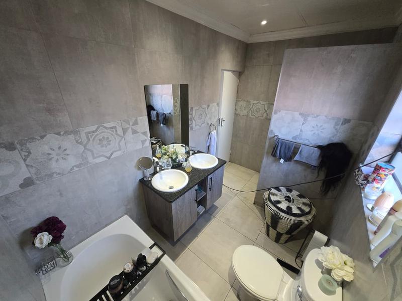 To Let 5 Bedroom Property for Rent in Weltevreden Park Gauteng