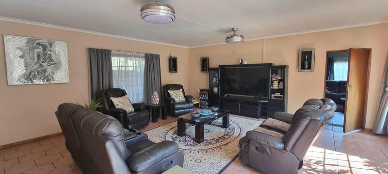 5 Bedroom Property for Sale in Wierda Park Gauteng