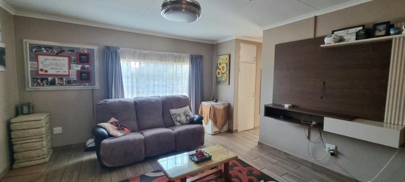 5 Bedroom Property for Sale in Wierda Park Gauteng