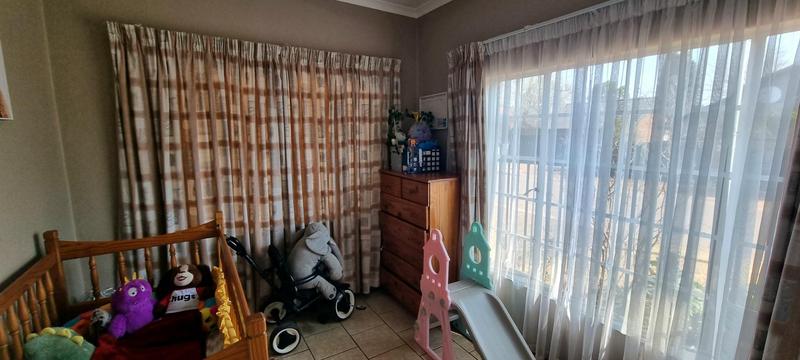 5 Bedroom Property for Sale in Wierda Park Gauteng