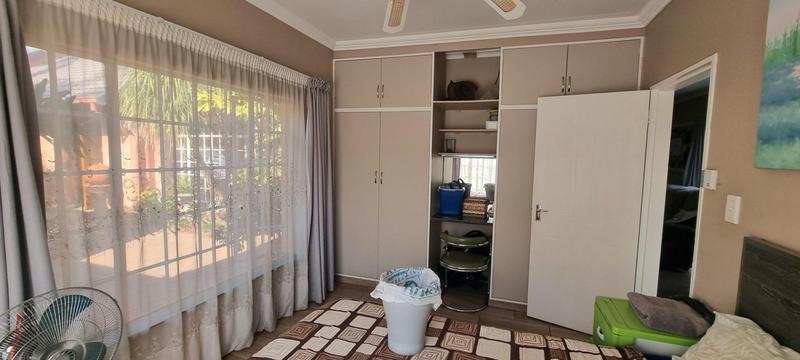 5 Bedroom Property for Sale in Wierda Park Gauteng