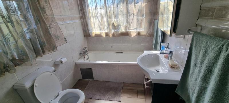 5 Bedroom Property for Sale in Wierda Park Gauteng