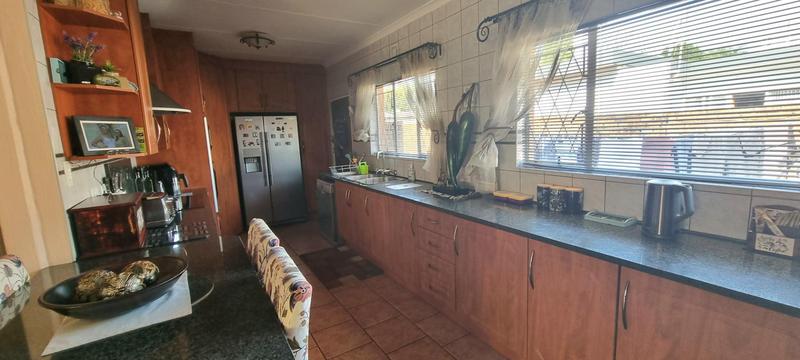 5 Bedroom Property for Sale in Wierda Park Gauteng