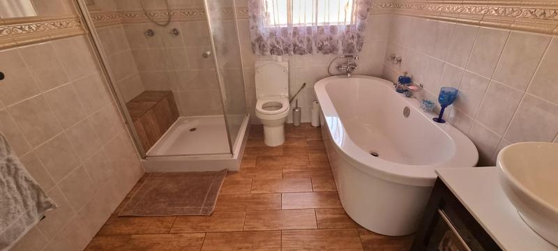5 Bedroom Property for Sale in Wierda Park Gauteng