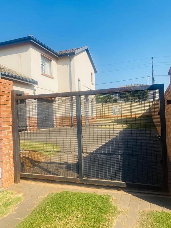 4 Bedroom Property for Sale in Clayville Gauteng