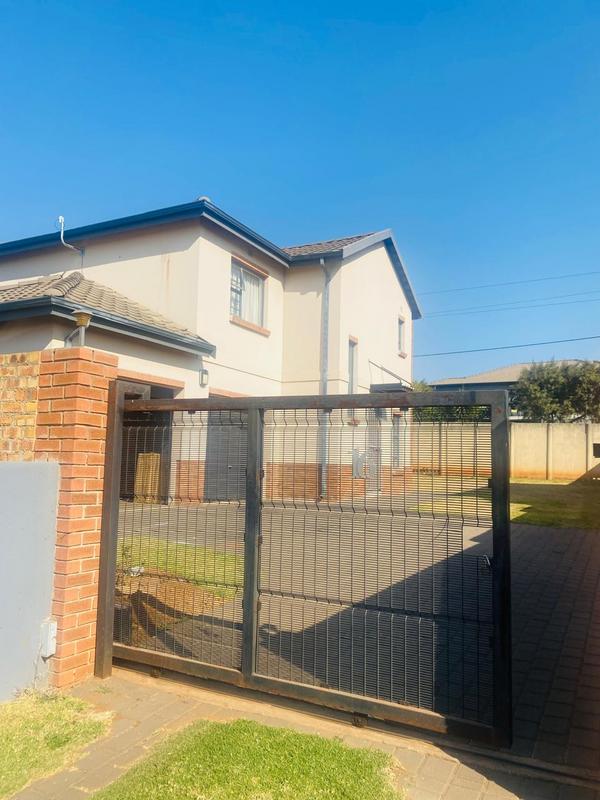 4 Bedroom Property for Sale in Clayville Gauteng