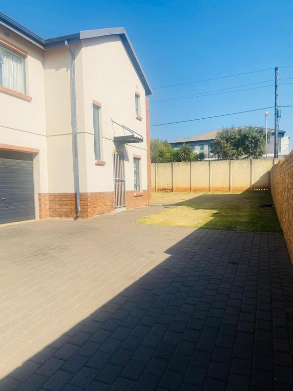 4 Bedroom Property for Sale in Clayville Gauteng