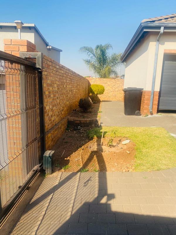 4 Bedroom Property for Sale in Clayville Gauteng