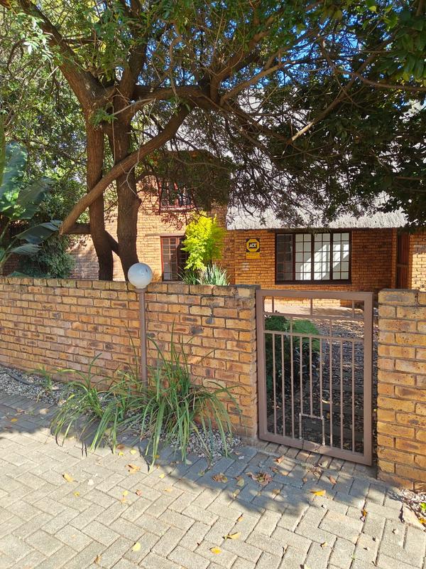 To Let 4 Bedroom Property for Rent in Faerie Glen Gauteng