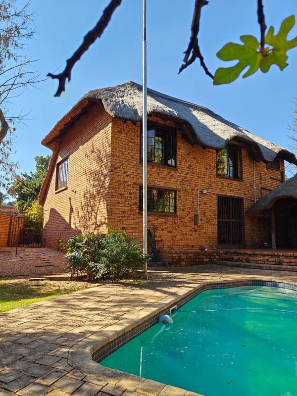 To Let 4 Bedroom Property for Rent in Faerie Glen Gauteng