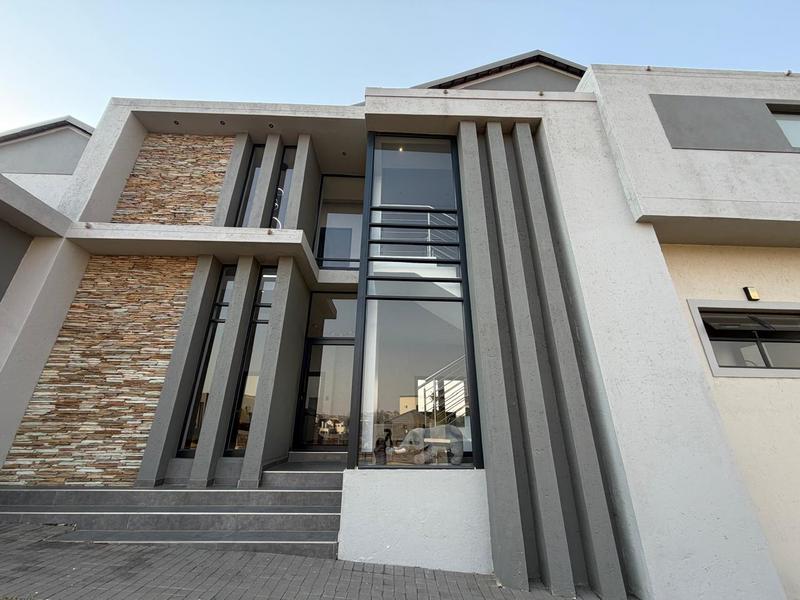 5 Bedroom Property for Sale in Blue Valley Golf Estate Gauteng