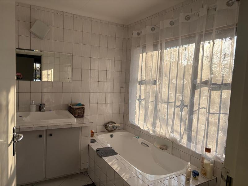 To Let 2 Bedroom Property for Rent in Northcliff Gauteng
