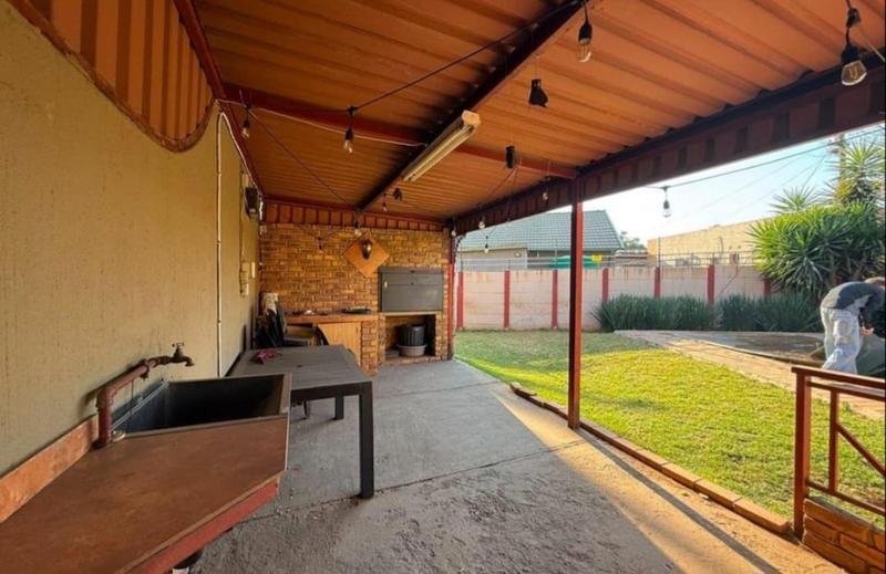 4 Bedroom Property for Sale in Verwoerdpark Gauteng