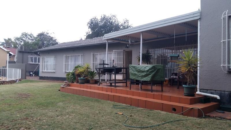 To Let 4 Bedroom Property for Rent in Wilro Park Gauteng