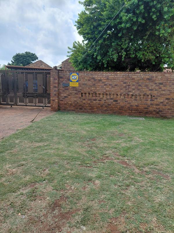 To Let 3 Bedroom Property for Rent in Clayville Gauteng