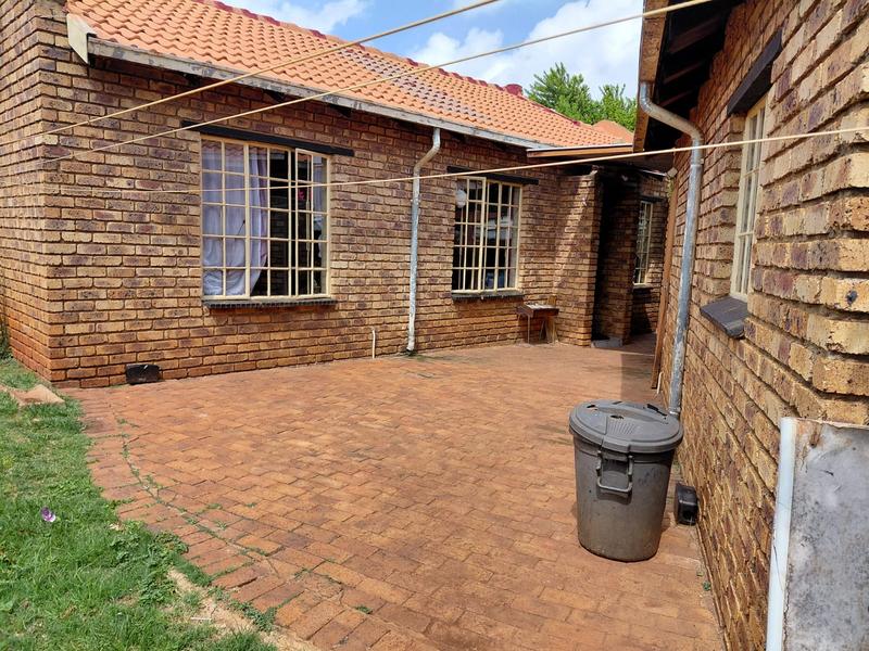 To Let 3 Bedroom Property for Rent in Clayville Gauteng