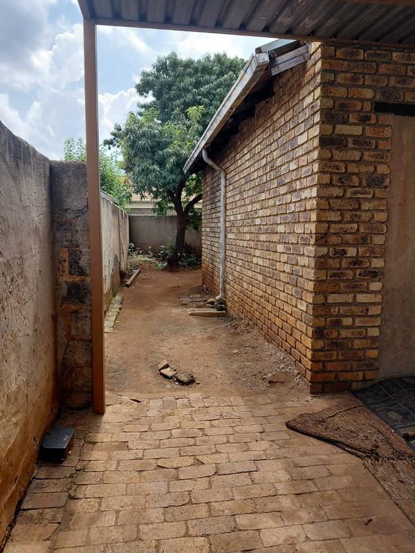 To Let 3 Bedroom Property for Rent in Clayville Gauteng