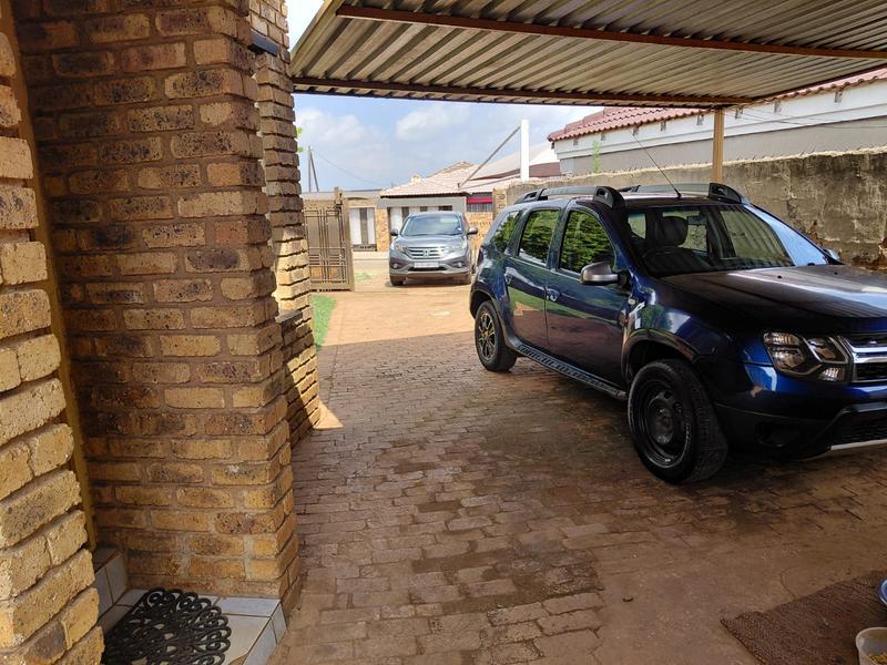 To Let 3 Bedroom Property for Rent in Clayville Gauteng
