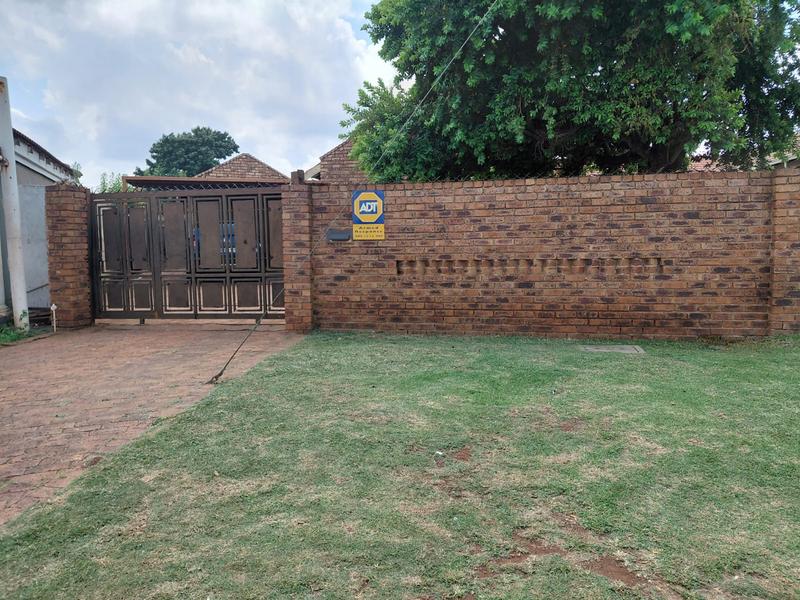 To Let 3 Bedroom Property for Rent in Clayville Gauteng