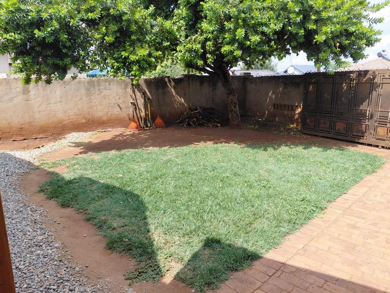 To Let 3 Bedroom Property for Rent in Clayville Gauteng