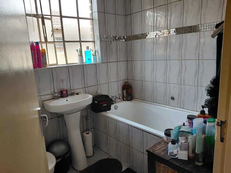 To Let 3 Bedroom Property for Rent in Clayville Gauteng