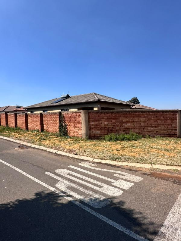 4 Bedroom Property for Sale in Klippoortjie Gauteng