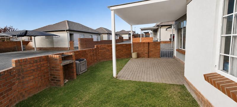 2 Bedroom Property for Sale in The Reeds Gauteng
