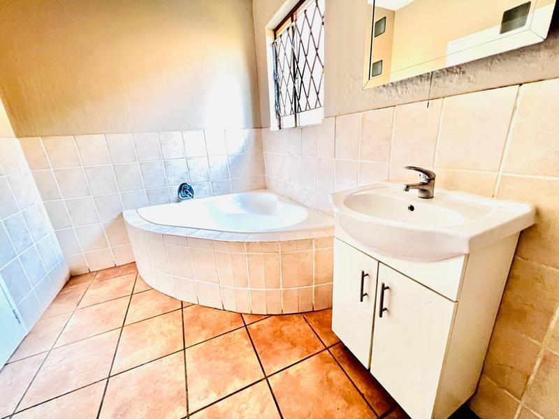 To Let 2 Bedroom Property for Rent in Fourways Gauteng