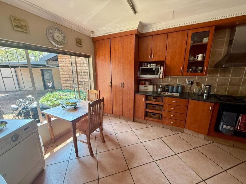 5 Bedroom Property for Sale in Rooihuiskraal Gauteng