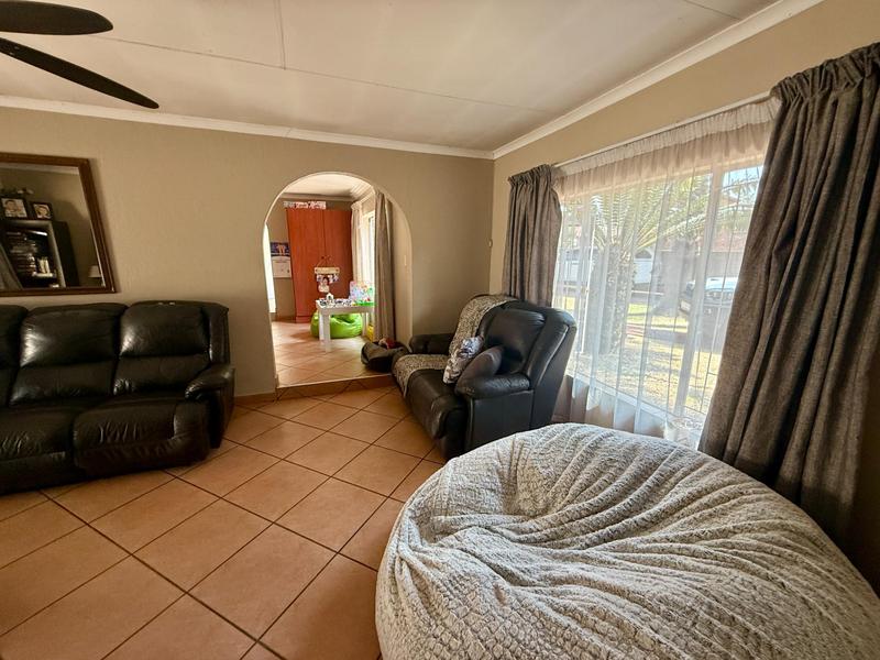 5 Bedroom Property for Sale in Rooihuiskraal Gauteng