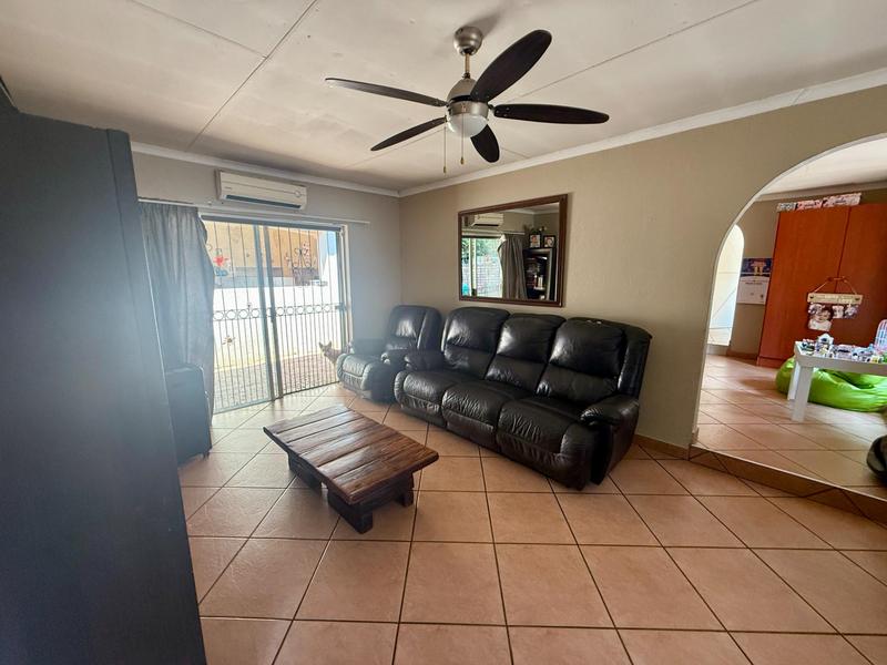 5 Bedroom Property for Sale in Rooihuiskraal Gauteng