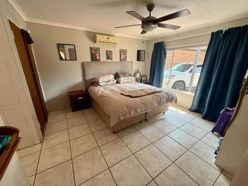 5 Bedroom Property for Sale in Rooihuiskraal Gauteng
