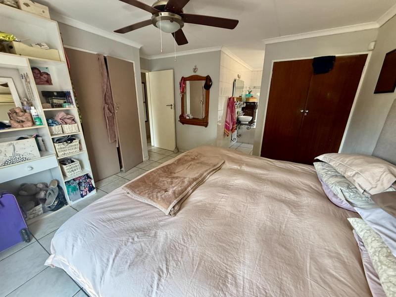 5 Bedroom Property for Sale in Rooihuiskraal Gauteng