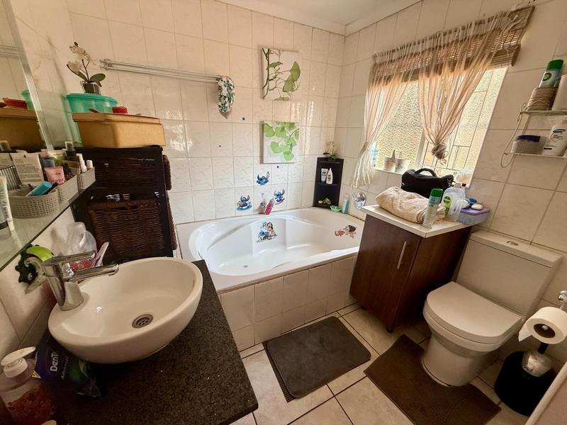 5 Bedroom Property for Sale in Rooihuiskraal Gauteng