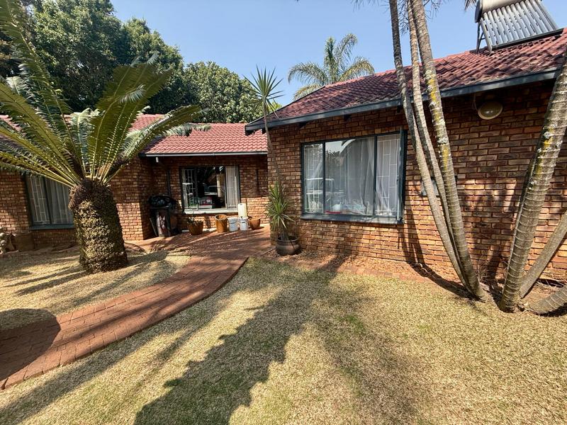 5 Bedroom Property for Sale in Rooihuiskraal Gauteng
