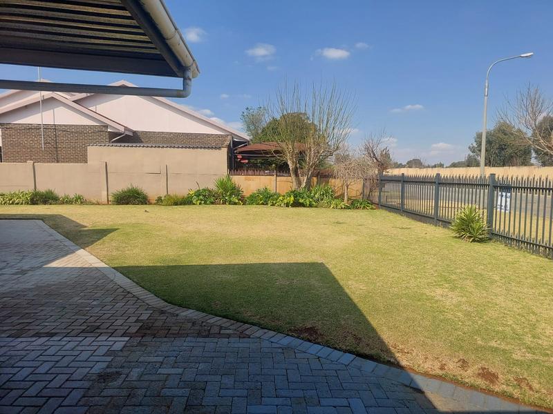 To Let 3 Bedroom Property for Rent in Flora Gardens Gauteng