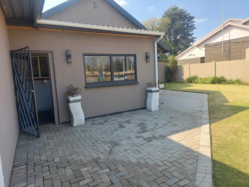 To Let 3 Bedroom Property for Rent in Flora Gardens Gauteng
