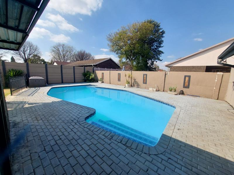 To Let 3 Bedroom Property for Rent in Flora Gardens Gauteng