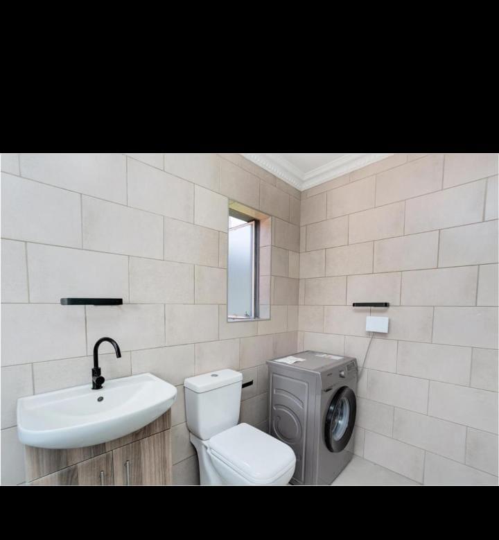 1 Bedroom Property for Sale in Vorna Valley Gauteng