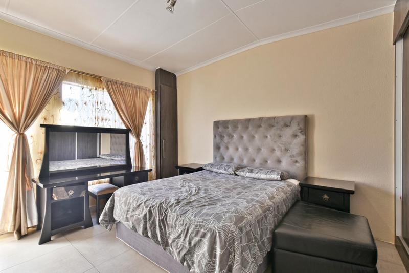 2 Bedroom Property for Sale in Mulbarton Gauteng