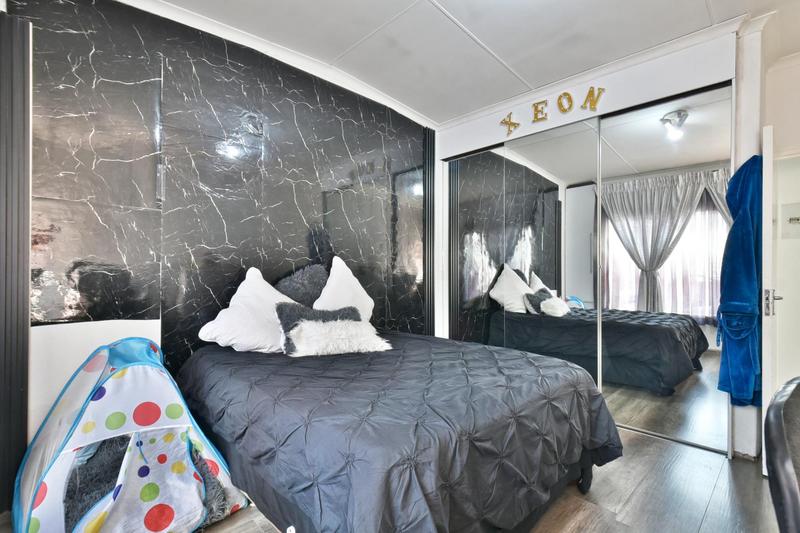 2 Bedroom Property for Sale in Mulbarton Gauteng