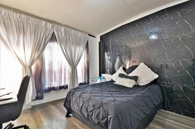 2 Bedroom Property for Sale in Mulbarton Gauteng