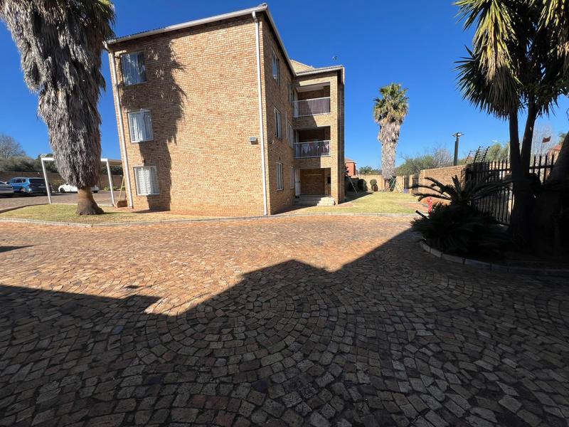 1 Bedroom Property for Sale in Weltevreden Park Gauteng