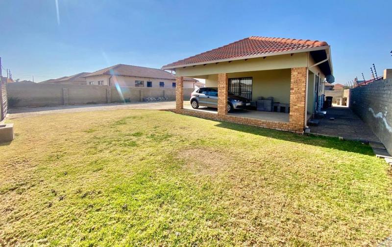 3 Bedroom Property for Sale in Azaadville Gardens Gauteng